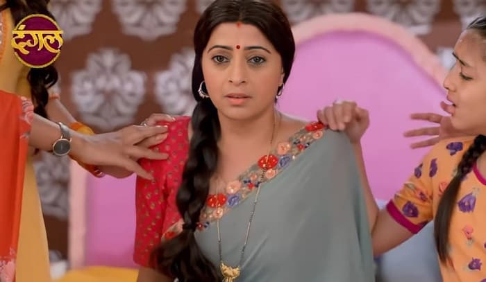 Ranju Ki Betiyaan- Lalita handovers the divorce papers to Ranju